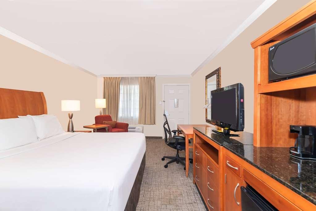 Baymont By Wyndham Beaumont Hotel Room photo