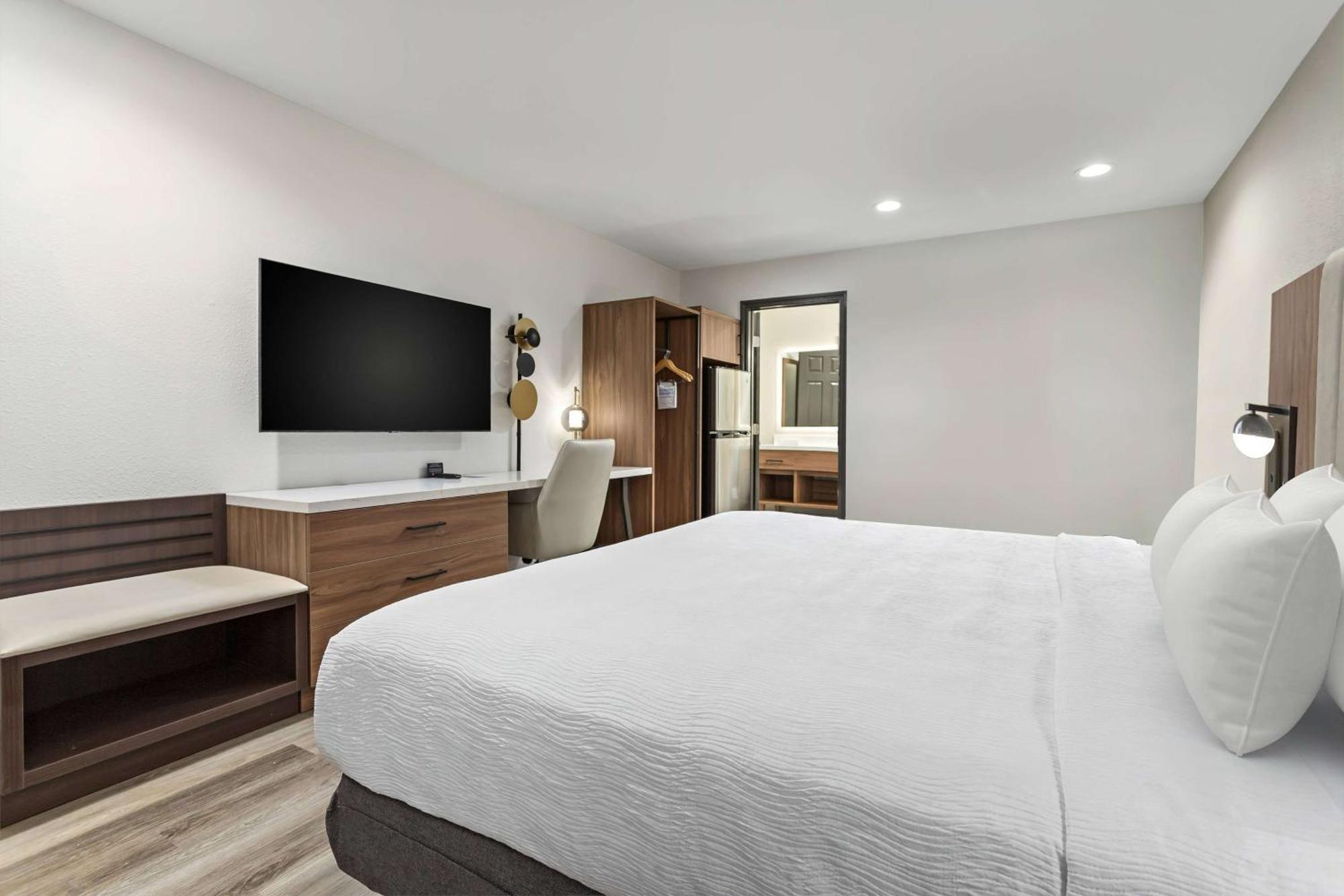 Baymont By Wyndham Beaumont Hotel Exterior photo