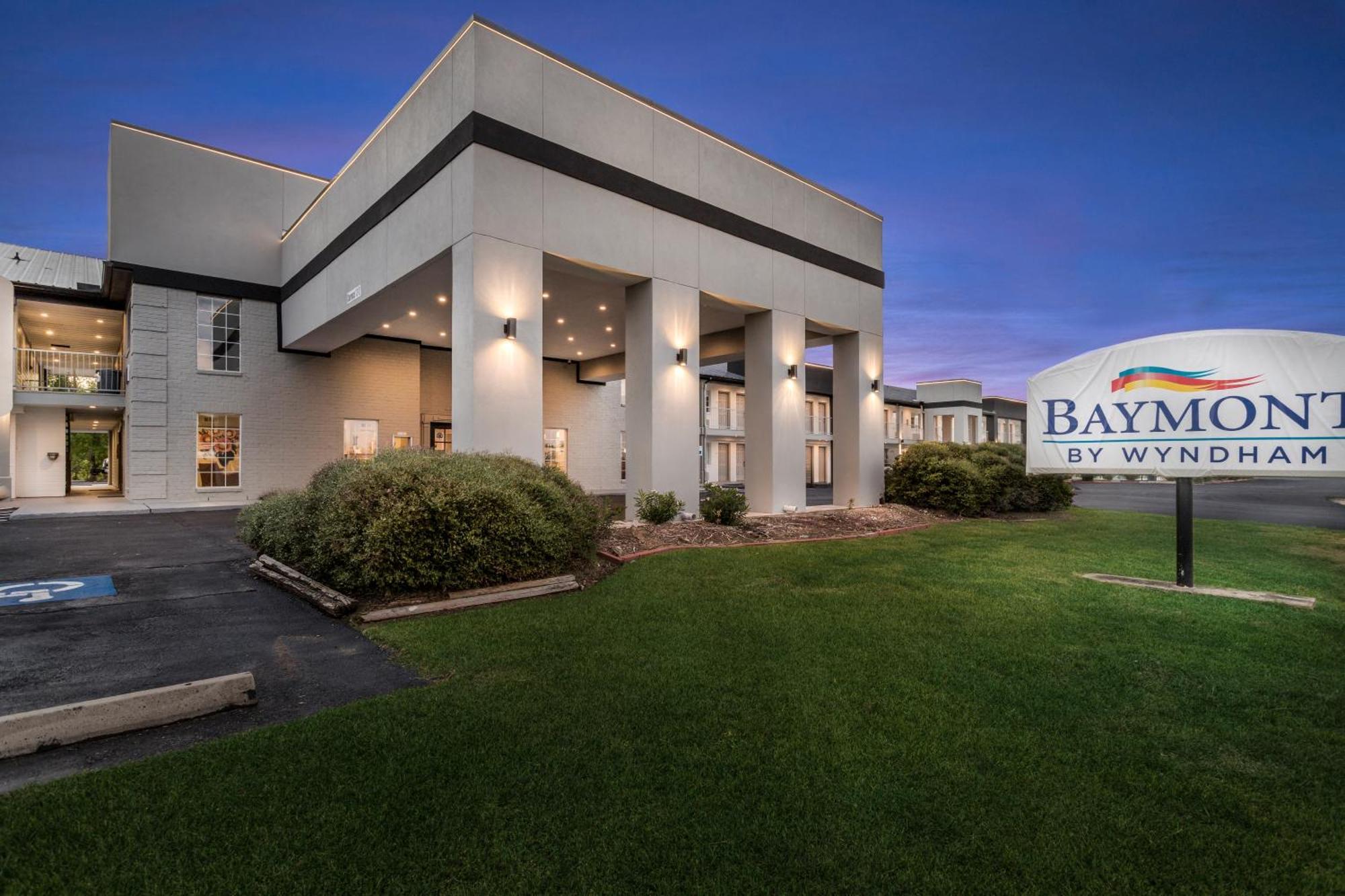 Baymont By Wyndham Beaumont Hotel Exterior photo